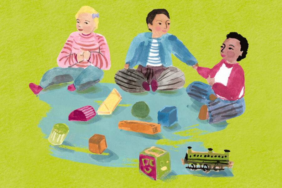 Illustration zeigt drei zufriedene Kleinkinder am Boden sitzend. Sie spielen miteinander mit farbigen Bauklötzen und einer grünen Lokomotive.
