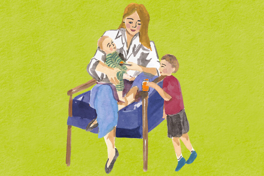 Illustration zeigt Mutter in grossem Stuhl sitzend. Sie füttert ihrem Baby Brei. Nebenan steht Geschwisterchen mit Trinkbecher in der Hand und schaut zu.