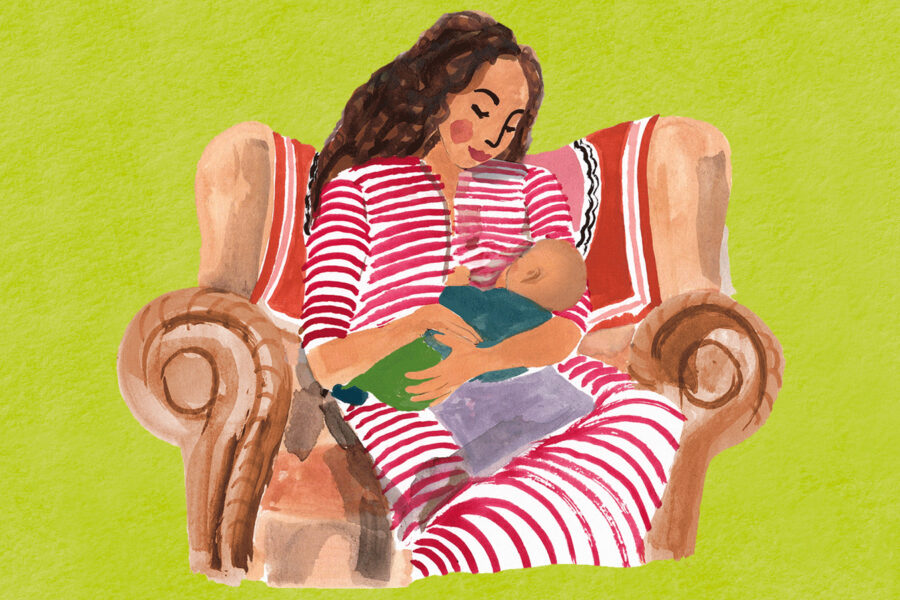 Illustration zeigt stillende Mutter entspannt in einem grossen, antiken Sessel sitzend. Sie schaut liebevoll auf ihr Neugeborenes.